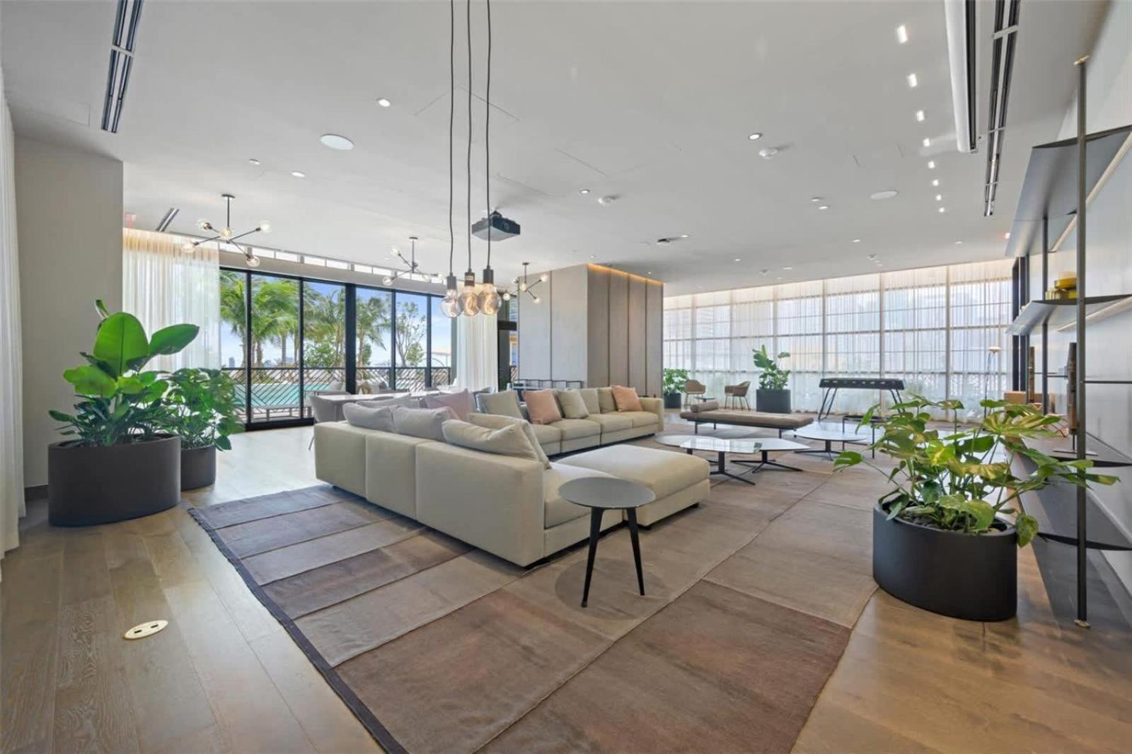 Luxury 3 Bedrooms Pool Gym Views & Miami